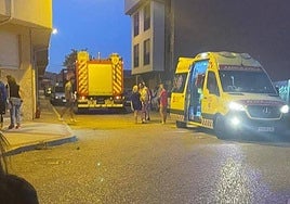 Ambulancia y bomberos, el martes por la noche en la calle Lope de Vega de Venta de Baños.