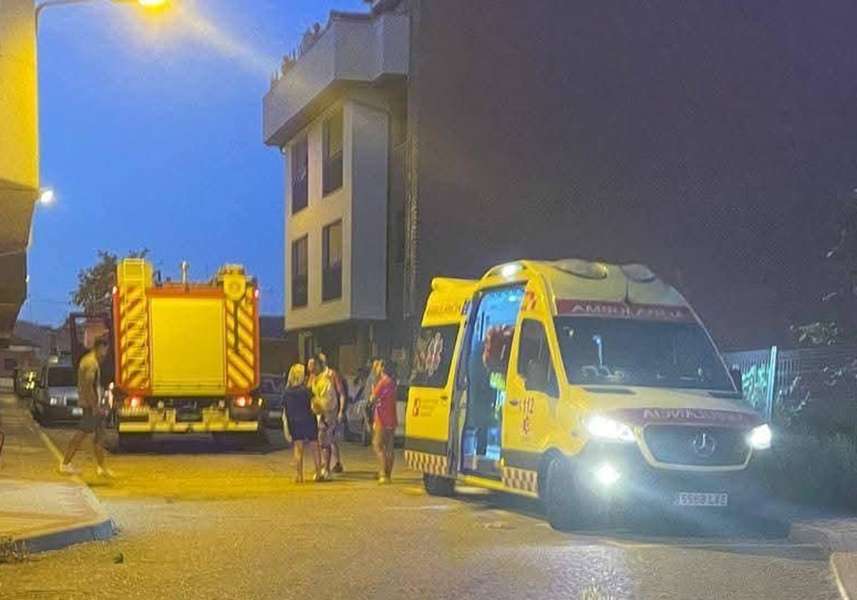 Ambulancia y bomberos, el martes por la noche en la calle Lope de Vega de Venta de Baños.