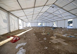 Aspecto del interior de una de las carpas de Pingüinos tras la celebración del evento.