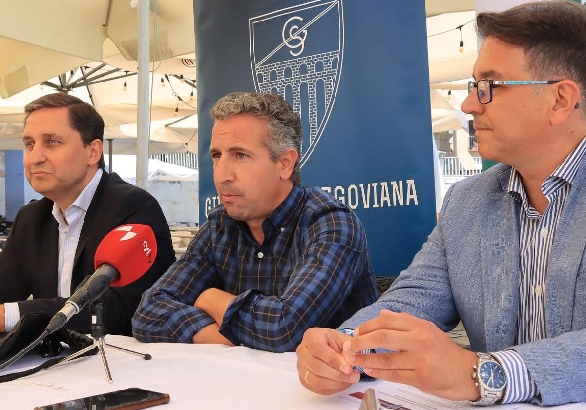 Agustín Cuenca, presidente de la Gimnástica Segoviana, durante la presentación de la nueva segunda camiseta del primer equipo.