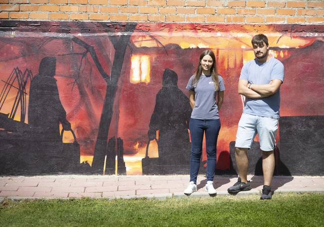 Silvia Domínguez, alcaldesa de La Zarza, y Víctor Arribas, teniente de alcaldesa, junto al mural conmemorativo del fuego de 1945.