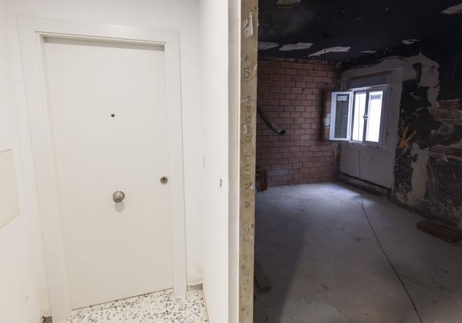 Puerta cerrada del 1º C, epicentro de la explosión, junto a una vivienda aún sin reformar.