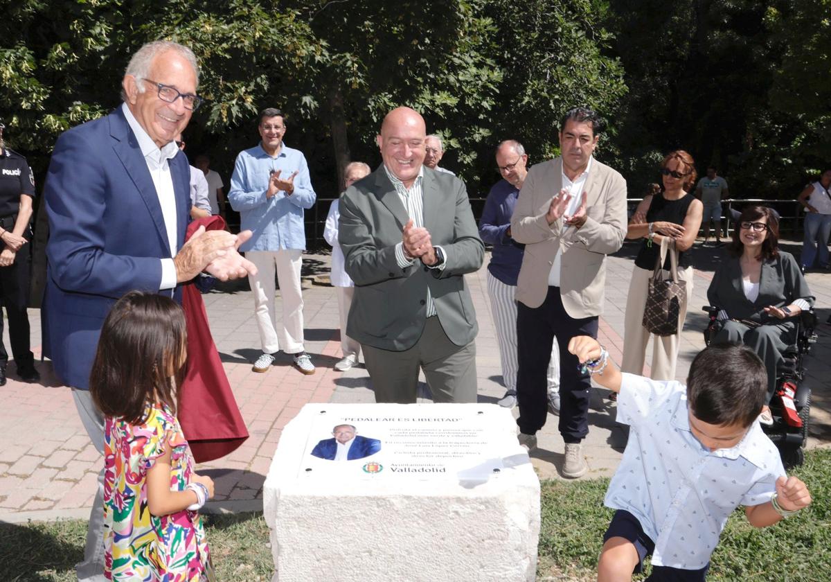 José Luis López Cerrón (izquierda), con sus nietos y ante el alcalde, descubre la placa en su honor colocada junto al carril bici de Las Eras.