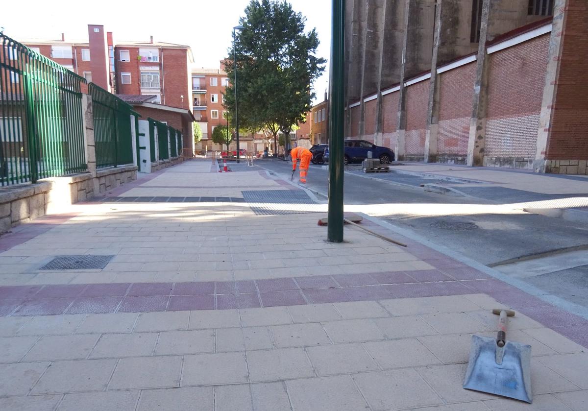Los operarios rematan el adoquinado de las amplias aceras de la calle Caballero, entre el colegio y la parroquia del Cuatro de Marzo.