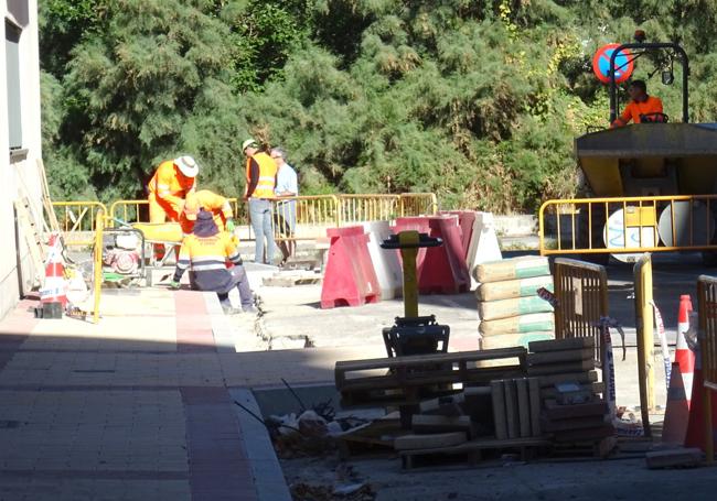 Los operarios rematan el adoquinado de la calle Caballero al borde del paseo de Don Juan de Austria.