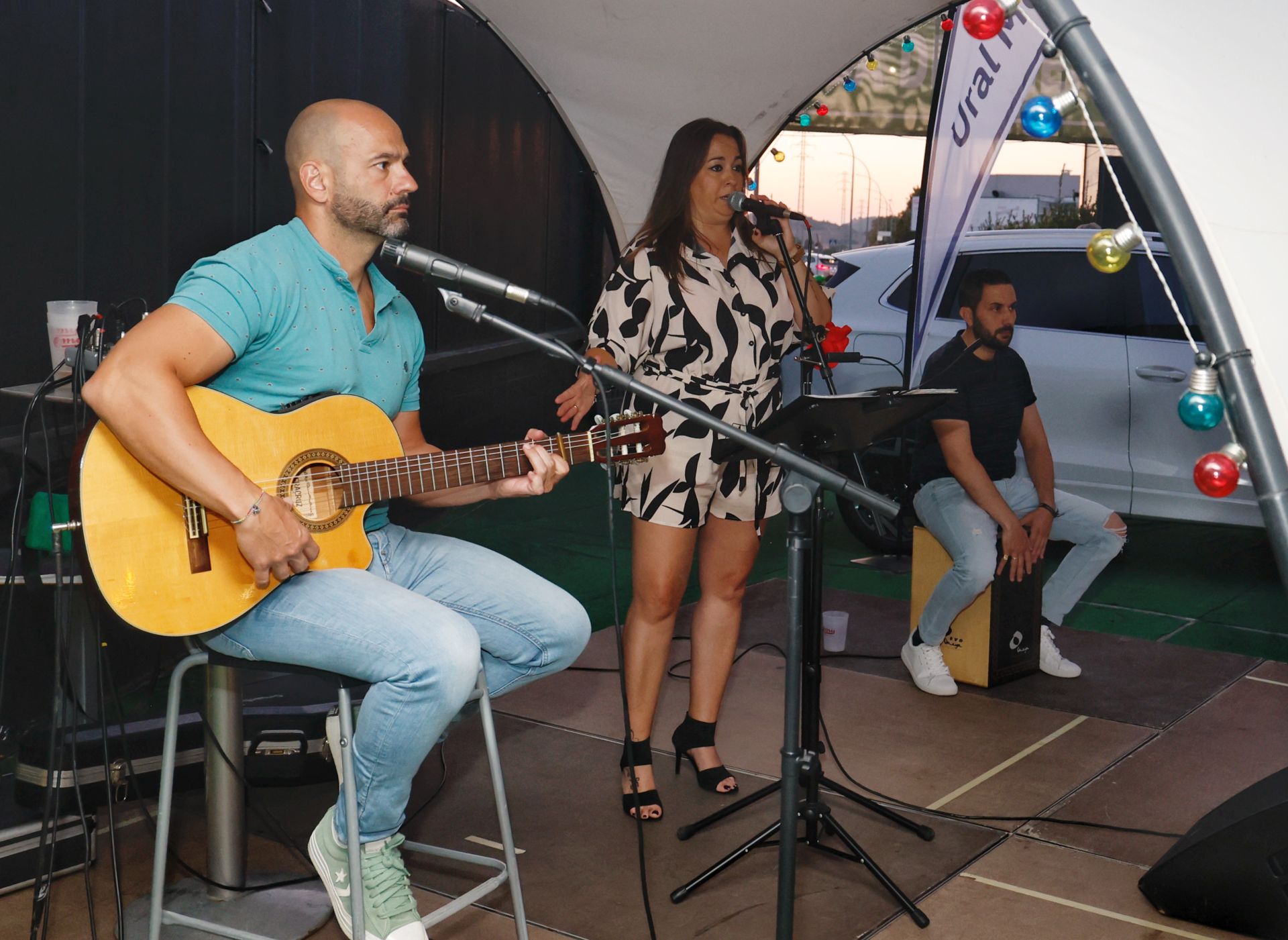 La música y el humor conjugan al aire libre en OMY