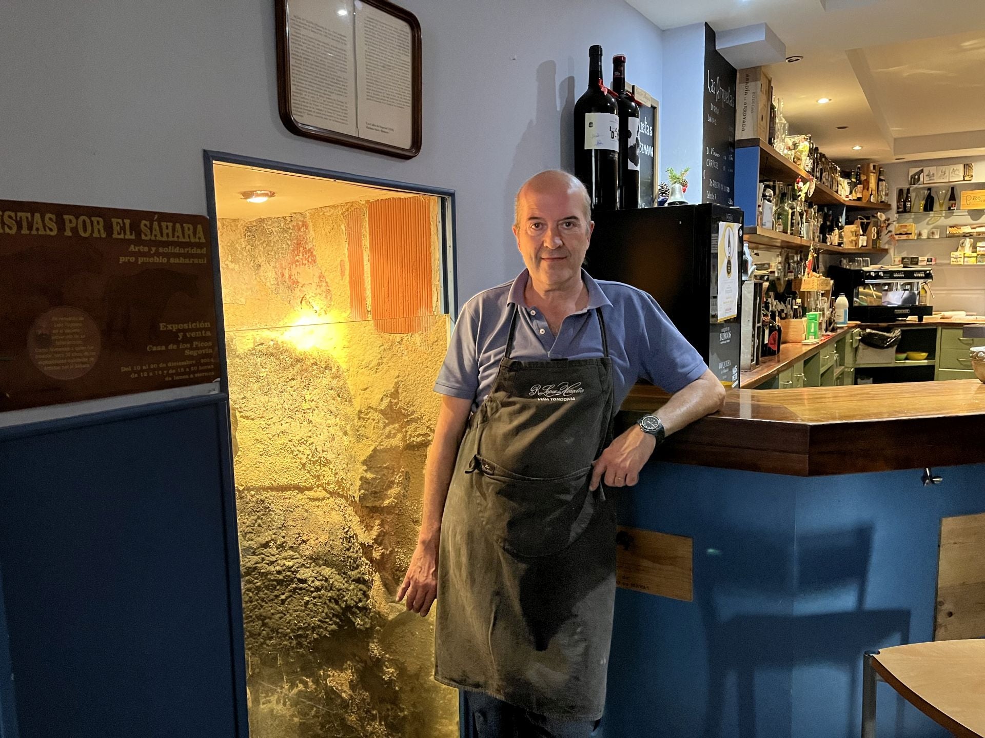 Luis Fernando Andrés, junto a la vitrina que deja ver la histórica arqueta, en el interior del bar.