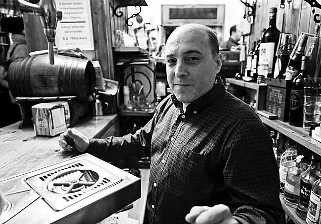 Emiliano García, en la barra de 'La Croqueta', hace más de quince años.