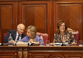 Los diputados Urbano Alonso y María José de la Fuente conversan, junto a Ángeles Armisén en el pleno.