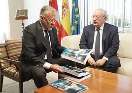 Carlos Pollán, con Enrique Cabero, del Consejo Económico y Social, una institución propia a la que se adeuda un trimestre.