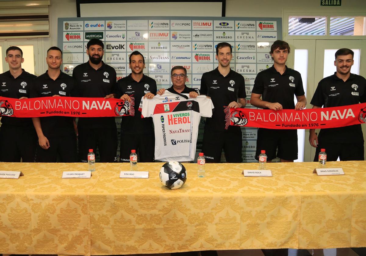 Josu Arzoz, Davide Pugliese, Lilian Pasquet, Edu Reig, Julián Mateo, David Roca, Brais González y Rui Baptista, durante la presentación.