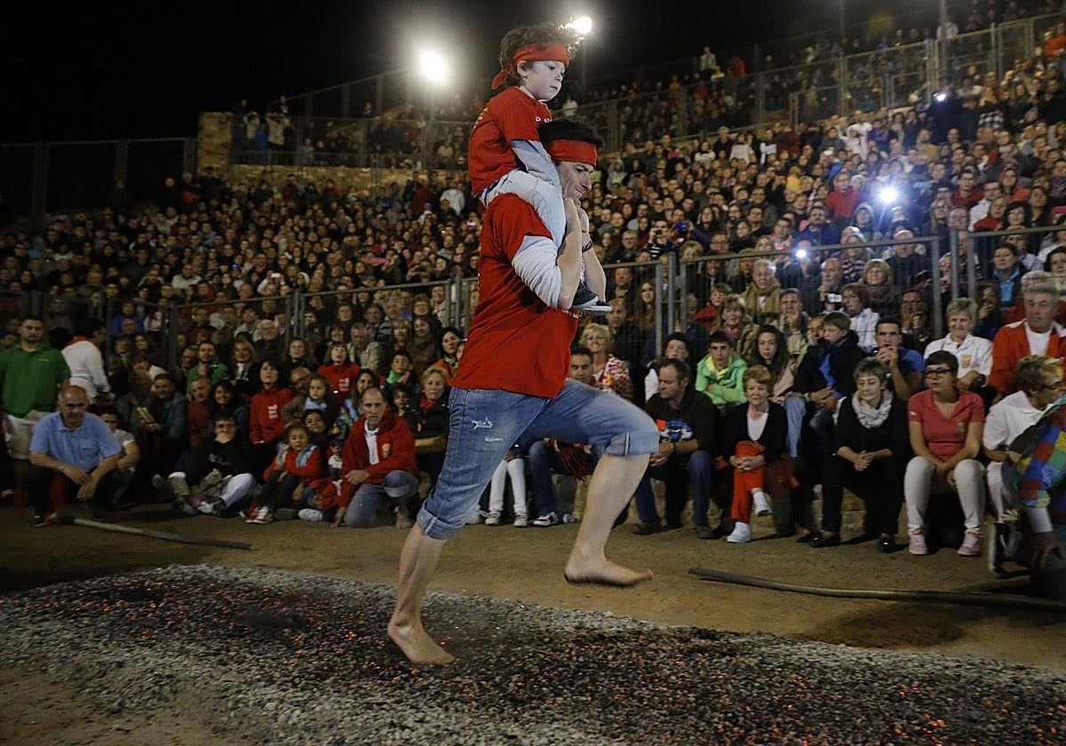 Ritual del fuego en San Pedro Manrique (Soria)