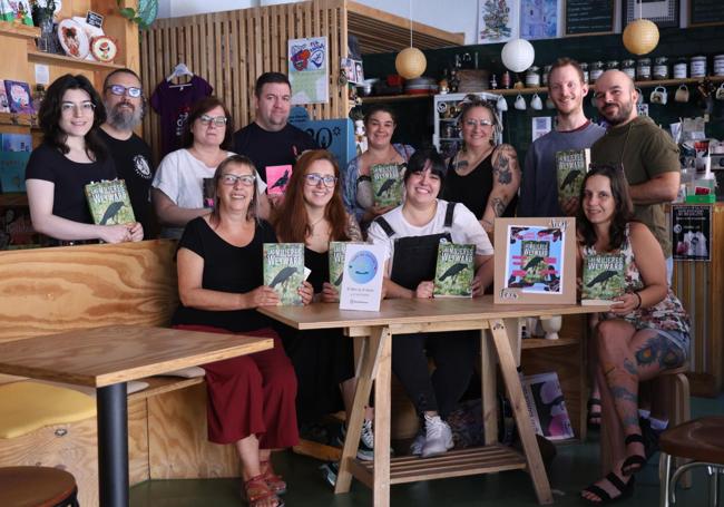 Foto de familia de los integrantes del club de lectura.