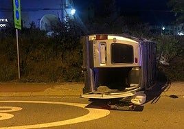 Furgoneta volcada en Barruelo de Santullán.