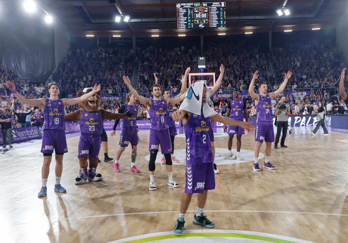 El equipo se despide de la afición en el Pabellón de Palencia en el último partido de la pasada temporada.
