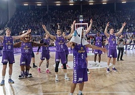 El equipo se despide de la afición en el Pabellón de Palencia en el último partido de la pasada temporada.