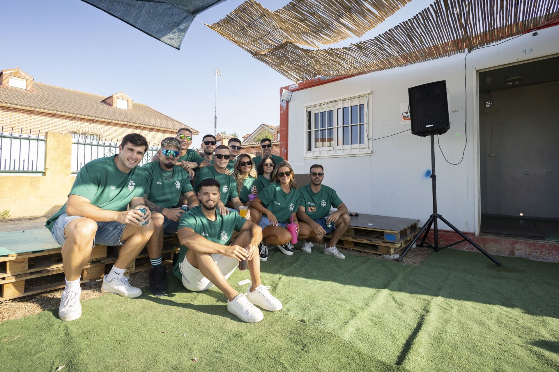 Integrantes de la peña Los Arlecaicos de La Seca, sentados junto a la caseta de su peña.