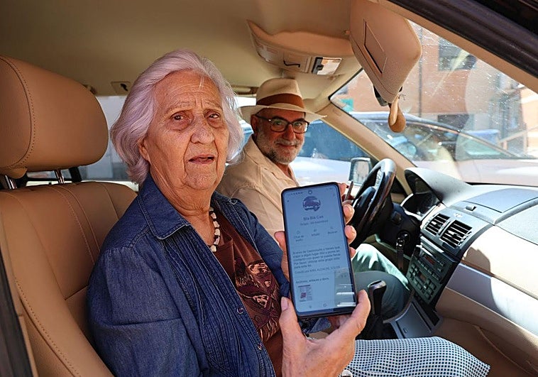 La usuaria Kika Hernández y el conductor Eladio Martín, ambos miembros del grupo Bla Bla Cas