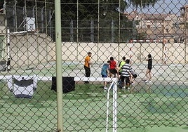 Patio del instituto Ezequiel González, en la capital segoviana, que este verano va a someterse a la renovación del acabado.