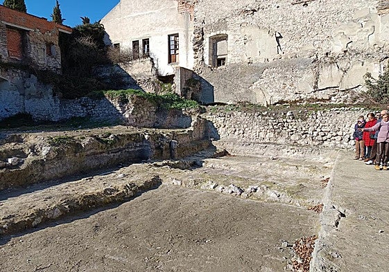 Visita de los arqueólogos hace unos meses.