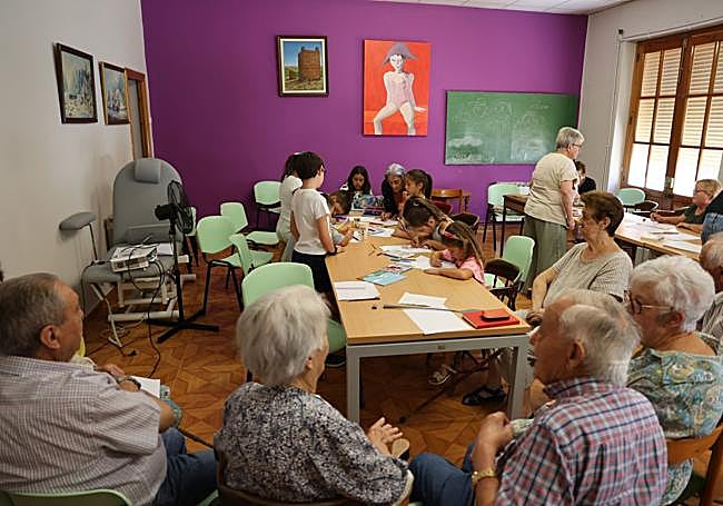 Actividad intergeneracional para escribir un cuento sobre el pueblo