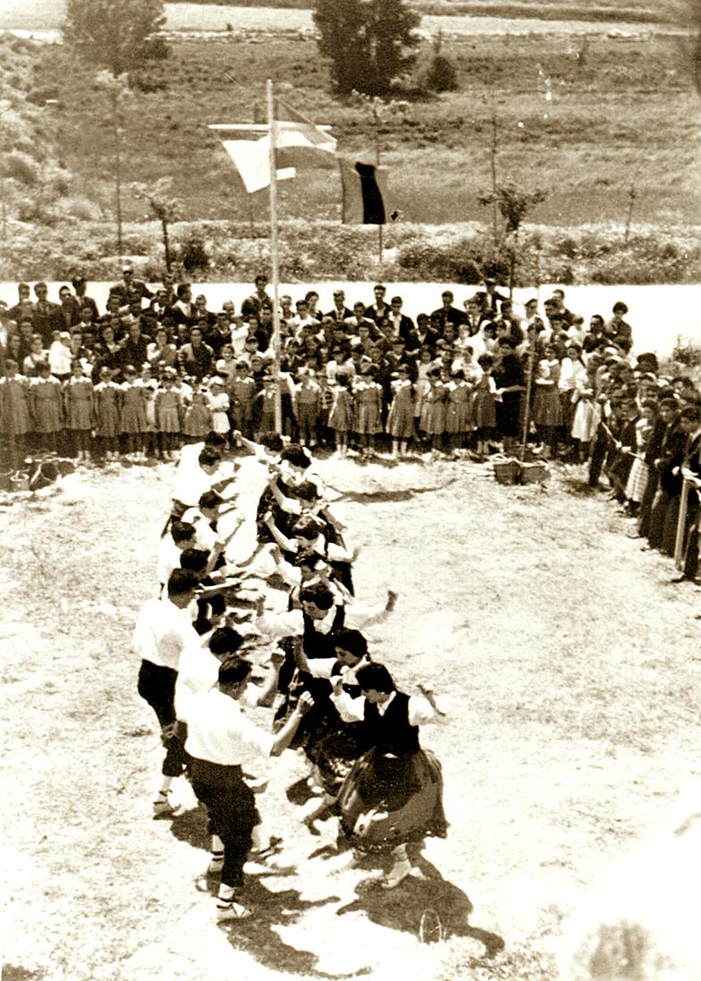 Danza de los colonos el día de inauguración de La Santa Espina.