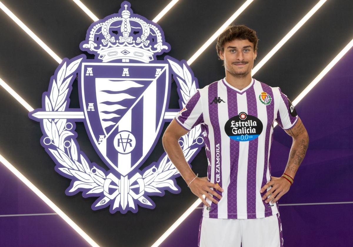 Guille Bueno posa con la blanquivioleta.