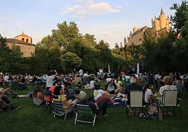 Decenas de personas en la pradera de San Marcos durante el primer concierto de Museg al Natural.