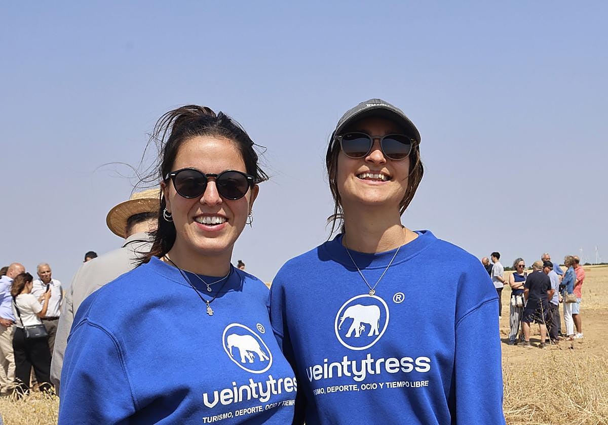 Las monitoras Ainara Bermejo y Virginia García en el yacimiento, este viernes.