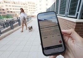 Documento de recogida de firmas en la comunidad donde hay más de 40 viviendas okupadas.