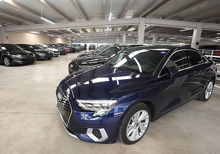 Vehículos de ocasión expuestos en las instalaciones de Automóviles Gabilondo de Valladolid.