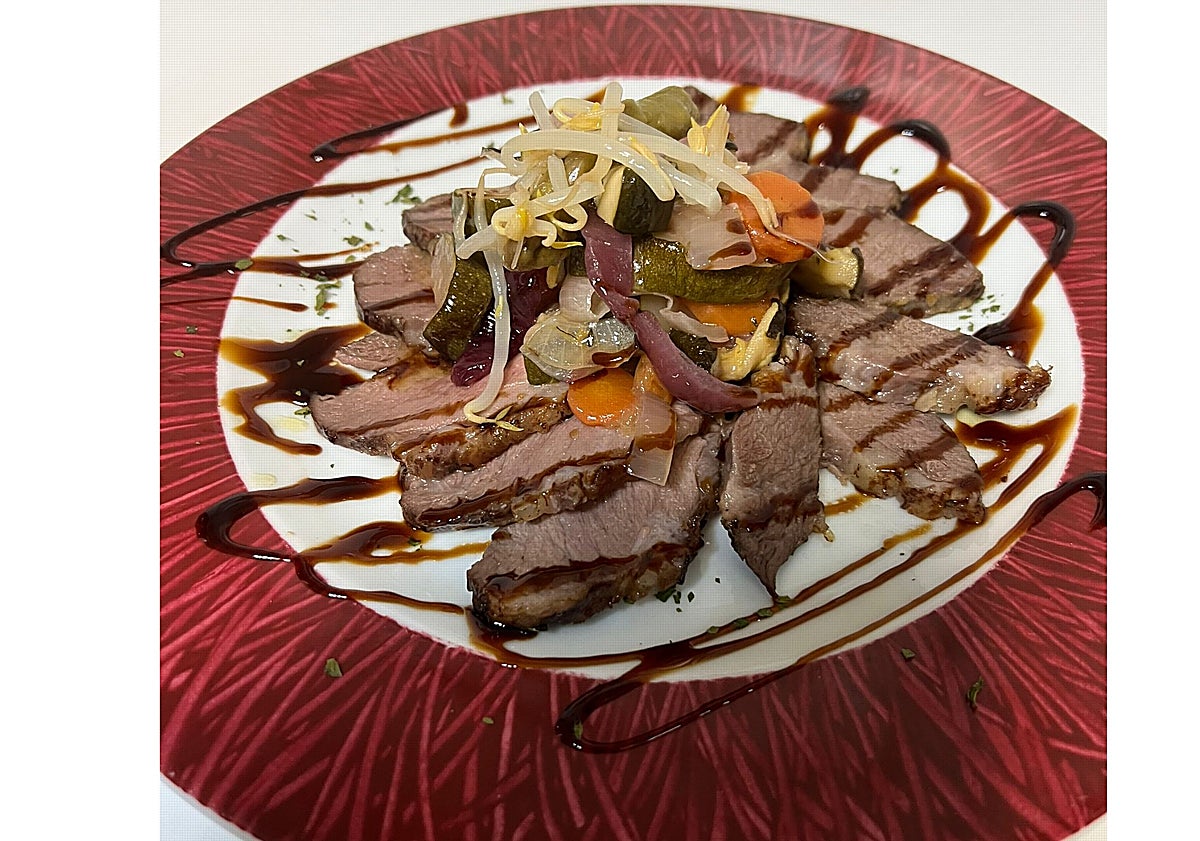 Imagen principal - Pluma con verduras, plato estrella del establecimiento. Uno de los rincones del restaurante y una de las habitaciones de la posada.