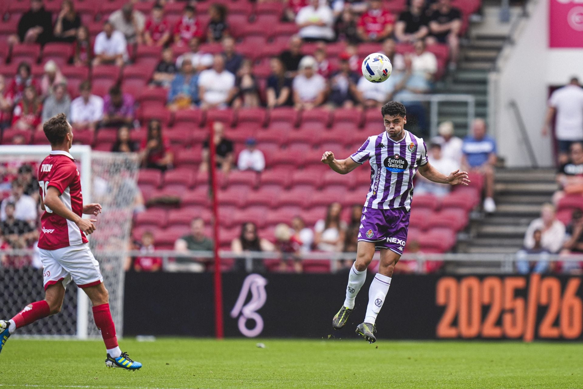 David Torres despeja de cabeza un balón.