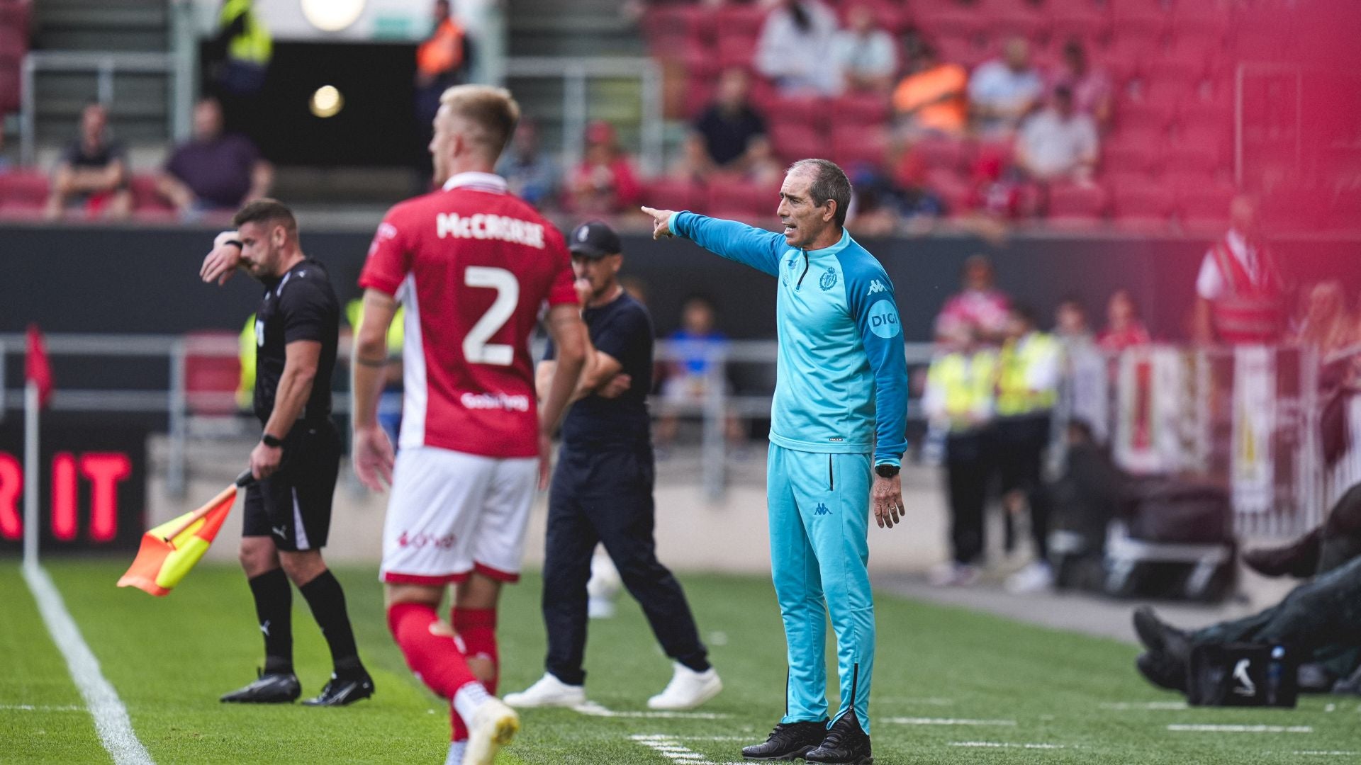 Guillermo Almada dando instrucciones a sus jugadores.