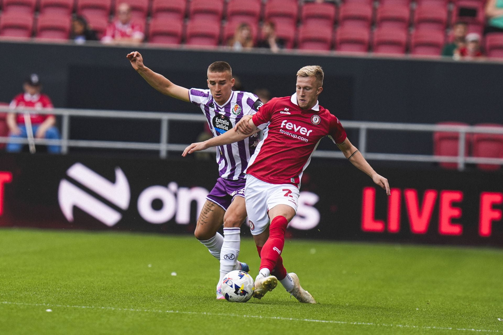 Biuk forcejea con un jugador del Bristol.