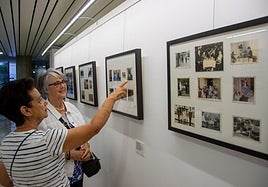 Rosa Calvo señala una de sus imágenes de la muestra del Archivo a Tere Gallego.