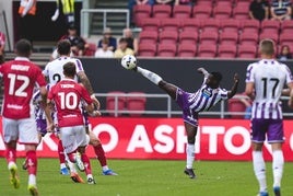 Alani eleva la pierna derecha para golpear un balón.