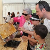 Niños y mayores conocieron en la feria el proceso de producción de la miel.