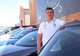 El gerente de Catacars junto a su nave del polígono de Argales.