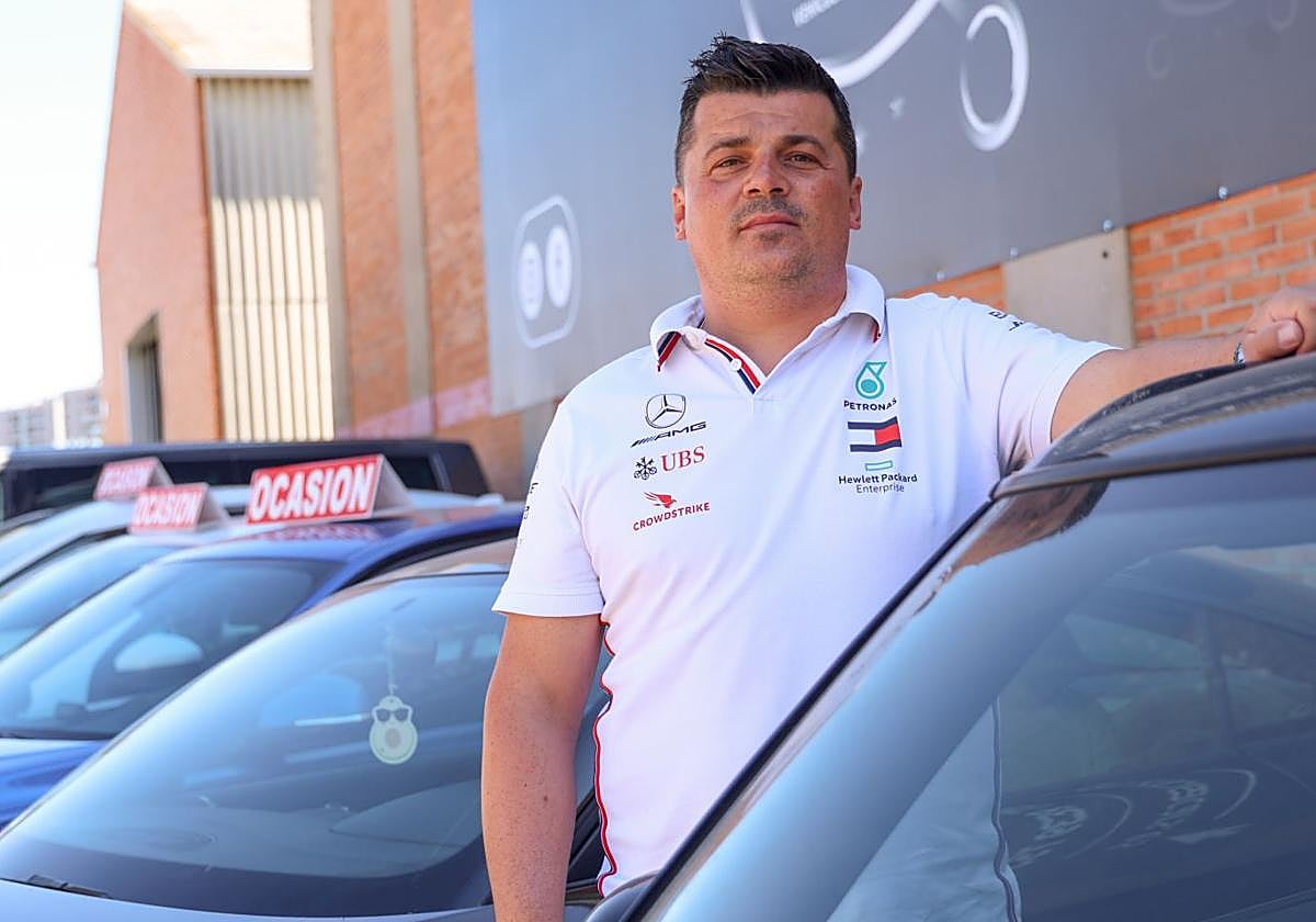 El gerente de Catacars junto a su nave del polígono de Argales.