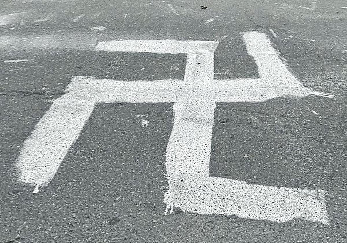 Esvástiva pintada en una calle en el inicio de las fiestas de San Rafael.