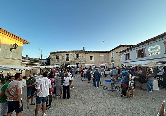La feria se celebró con gran ambiente de visitantes en la calle Mayor
