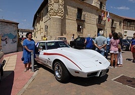 El Chevrolet Corvette C3, aparcado junto a la Casa Consistorial, ha captado la atención de los visitantes.