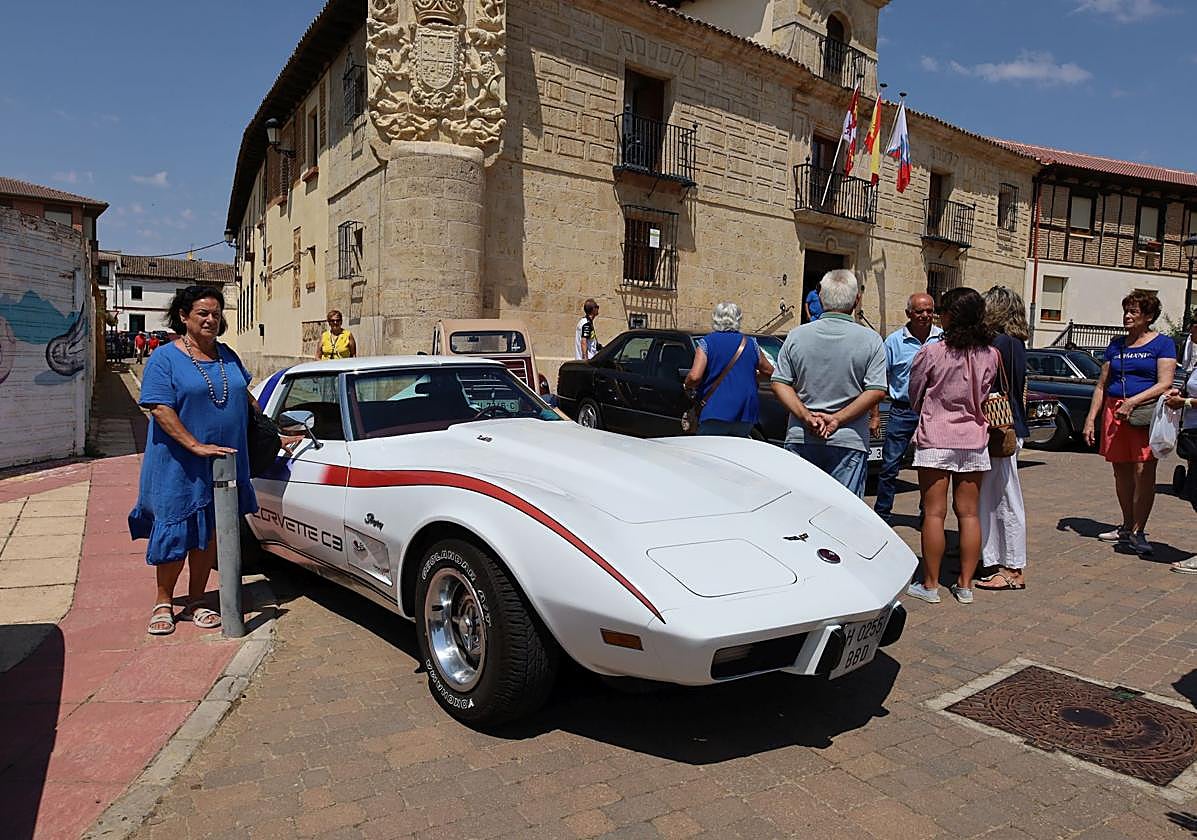 El Chevrolet Corvette C3, aparcado junto a la Casa Consistorial, ha captado la atención de los visitantes.