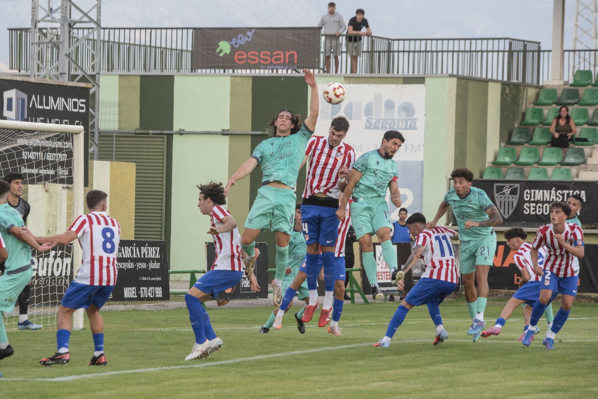 El debut de la renovada Segoviana, en imágenes