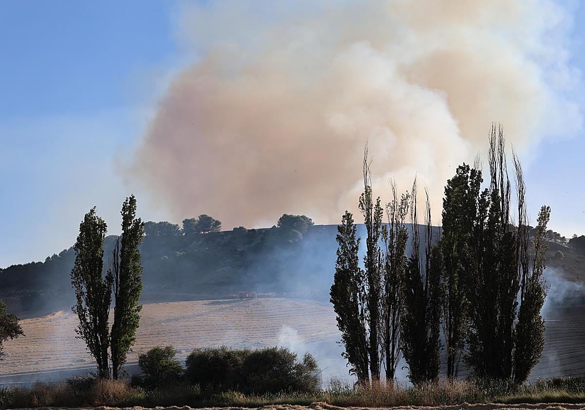 El humo se eleva sobre los terrenos incendiados en Castrodeza.