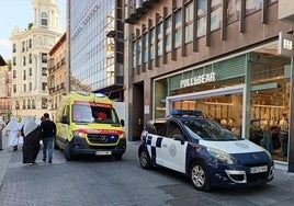 Ambulancia y Policía Municipal este sábado por la mañana en la calle Santiago.