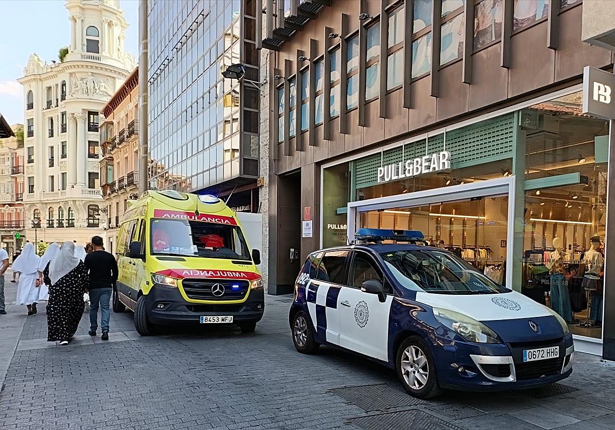 Ambulancia y Policía Municipal este sábado por la mañana en la calle Santiago.