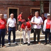 El veterano vecino Javier Collazos, en el centro, junto a Enrique Codesal en el acto de sus reconocimientos