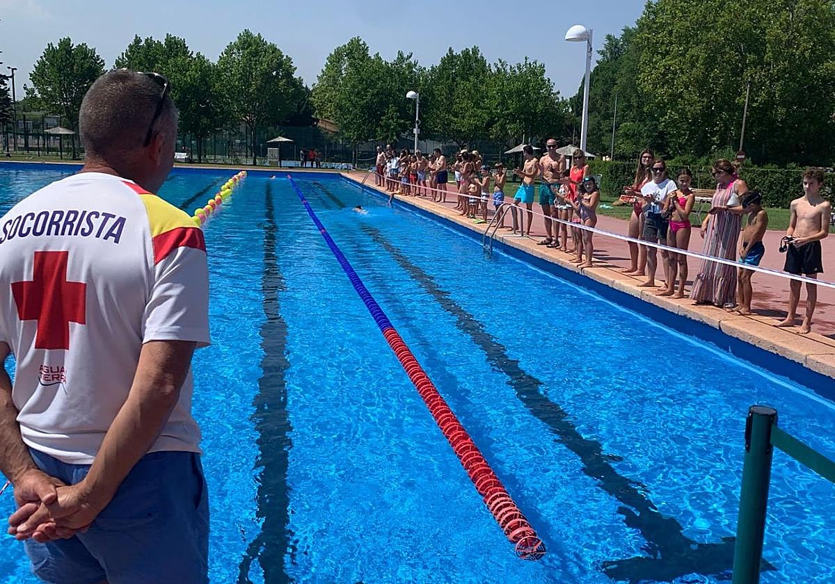 Acto solidario de natación contra la ELA celebrado este sábado en Viana.